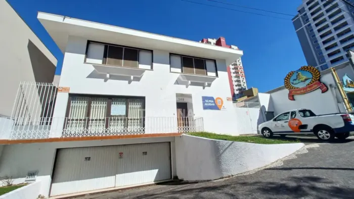Casa Comercial ao lado da UEPG Centro, em localização privilegiada!