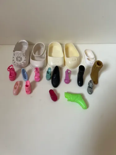 Lote de sapatos pra Barbie, Ken e outras