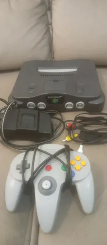 Nintendo 64 em ótimo estado.