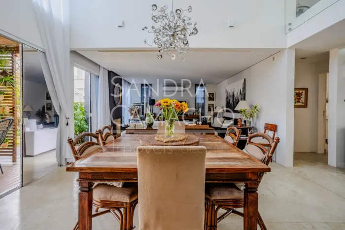 Jurerê Internacional - Casa alto padrão, a 200m do mar, em terreno de 1.200m² e 5 suítes.