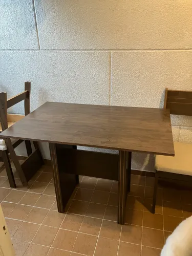 Mesa com quatro cadeiras