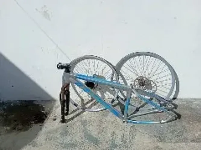 Quadro de bicicleta aro 29 tamanho 17 com nota fiscal nunca foi usado e rodas usadas.