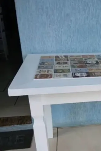 Mesa de madeira com ladrilhos