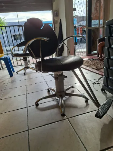 Cadeira de barbearia e cabelo