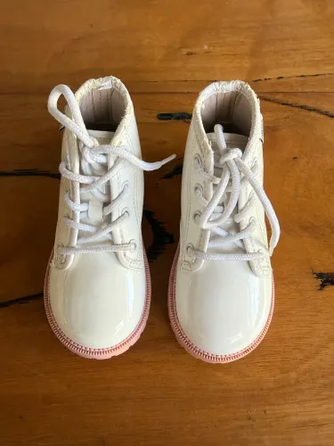 Bota Infantil Molekinha - Branca Verniz com Solado Rosa - Estilosa