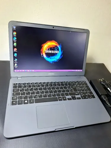 Notebook Samsung Ultrafino, tudo funcionando. Dou garantia e aceito cartão