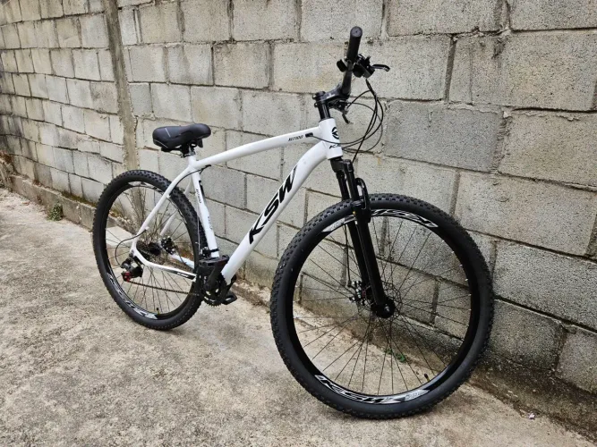 Bicicleta KSW XLT100 - Aro 29 + Banco confortável + Trava com chave