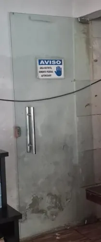 Porta de vidro com puxador inox prota  para instalar.