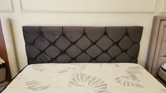 Cama Queen semi nova com base e cabeceira estofada