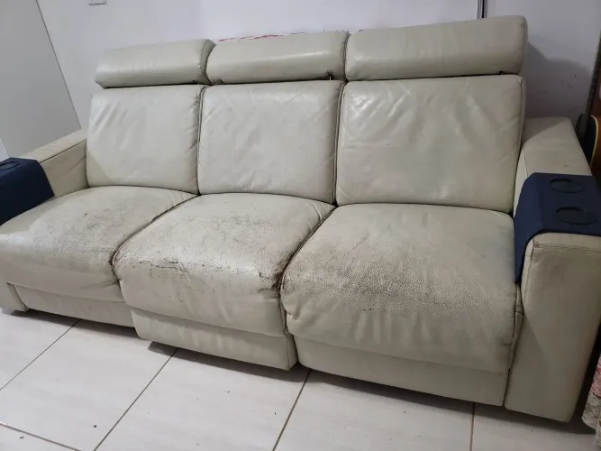 Sofá Retrátil em Couro