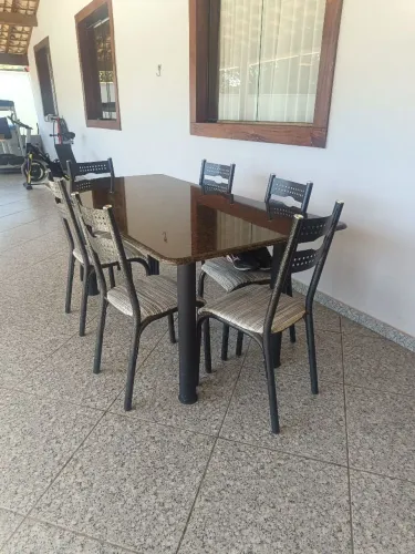 Mesa com pés de ferro, tempo de granito, mais 6 cadeiras. Medida 1,80 x 0,90