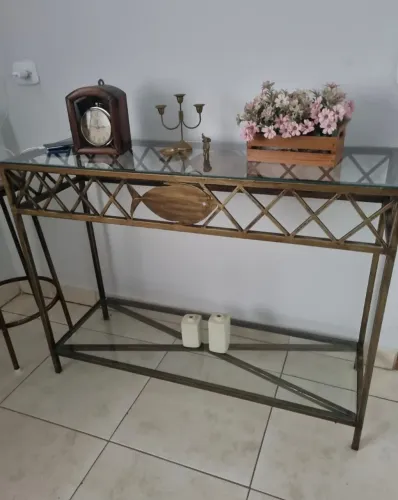  2 cadeiras  em ferro altas p bancada  e aparador com mesmo design 