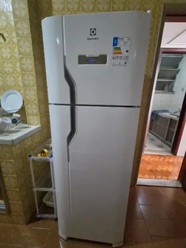 Geladeira frost free pequena: duplex branca com 310L (TF39) | Electrolux