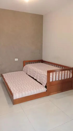 Cama de madeira com cama auxiliar
