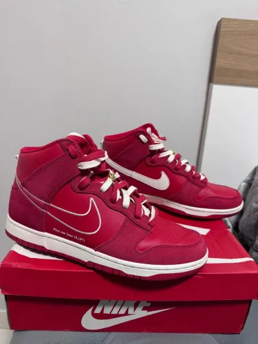 Nike Dunk High SE First Use University Red