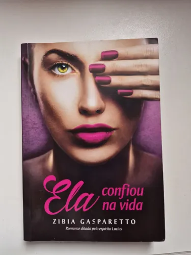 Livro Ela Confiou na Vida - Zibia Gasparetto