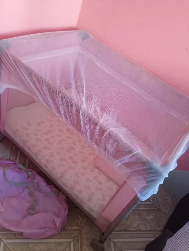 quadrado todo bom já acompanha mosquiteiro, colchão e a bolsa que vem nele