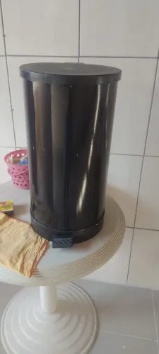 Vendo um cesto de lixo do grande
