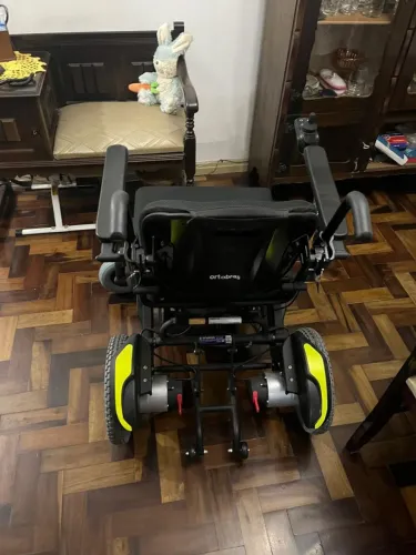 Cadeira de rodas motorizada E20 Ortobras - 140kg -bateria lítio - nova