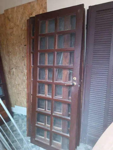 Portas de Madeira Maciça em Ótimo Estado - R$ 230 CADA (Veneziana e Vidro)