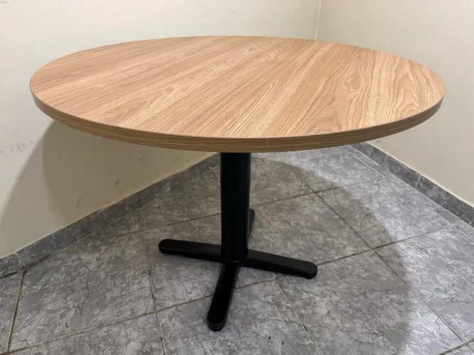 Mesa para escritório, empresa e geral redonda de madeira e metal pouco usada