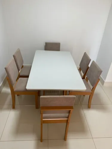 Mesa Branca com 6 Cadeiras