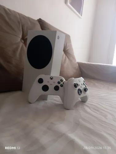 Vendo Xbox séries s semi novo em perfeito estado dois controles original