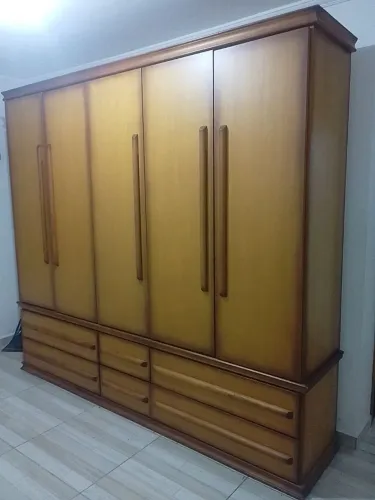 GUARDA ROUPA DE MADEIRA, 2,30 ALT....2,55 LARG....0,55 FUNDO