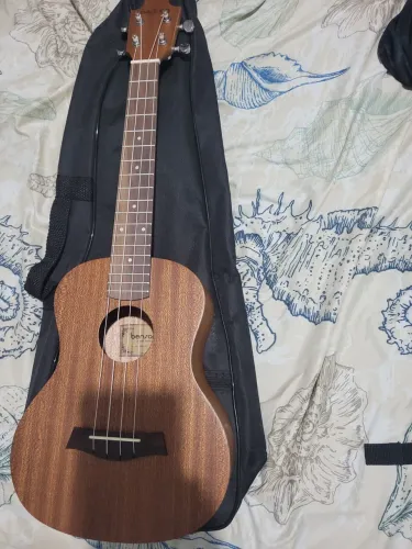 Ukulele Tenor Benson cordas Akila com capa