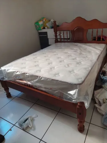 Vendo cama cerejeira com colchão semi novo
