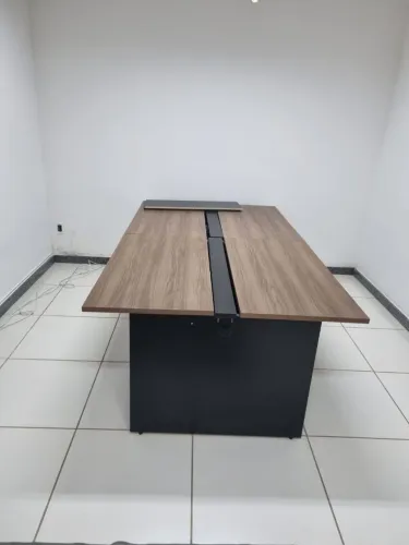 Mesa e armário de escritório