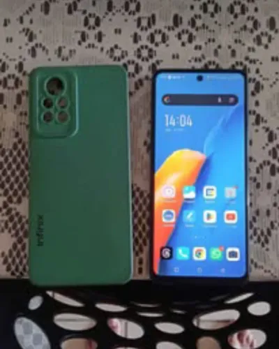 Infinix note 11 pro 128gb 8gb + 3gb de ram roda tudo e bateria dura bastante.