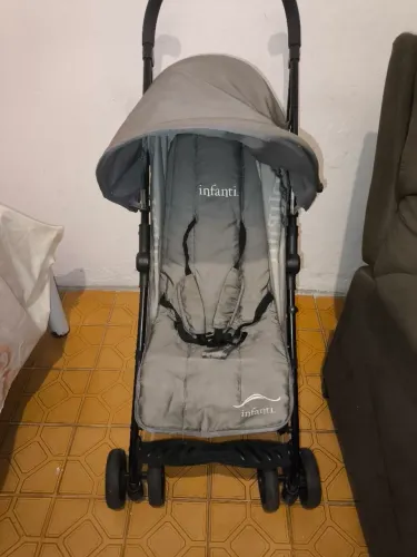 Carrinho de bebê com avaria. (Valor a negociar) Ler descrição
