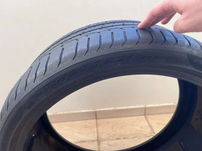 rodas de porsche com pneus e pneus 275/30