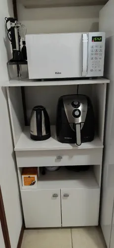 Armário de cozinha branco, com nicho para micro-ondas, gaveta e 2 portas