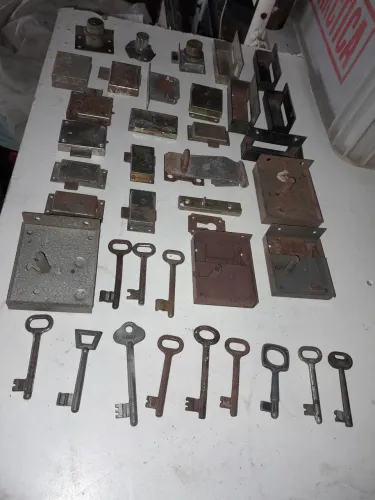 Lote com fechaduras e chaves antigas