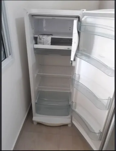 Doa-se geladeira boa 