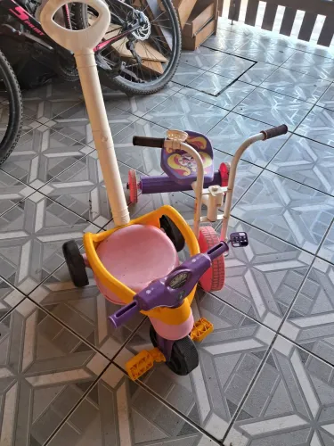 Vendo um Bibi e um triciclo infantil