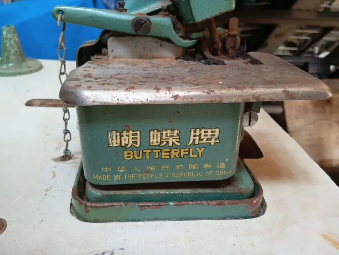 Máquina de Costura Overlock Industrial Butterfly com Bancada e Motor
