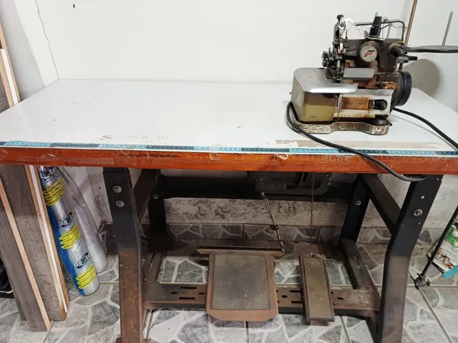 Máquina overlock com Mesa 