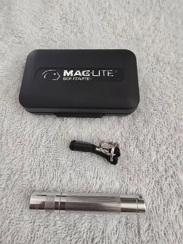 Lanterna mag lite luz anbar amarela nao e Led 
