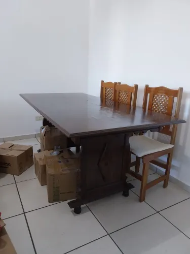 Cristaleira e mesa de jantar e 6 cadeiras de madeira maciça