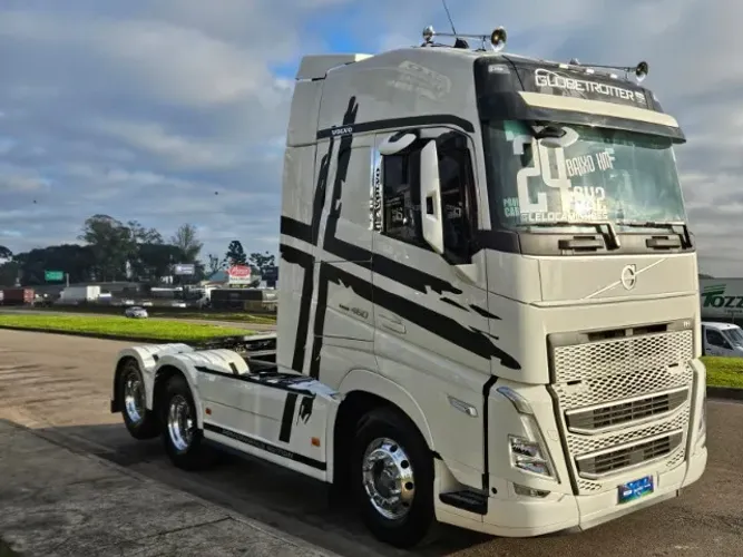 Volvo FH 460 6x2 Globetrotter Teto Alto Automático Ano 24 Mola Mídia Grande geladeira