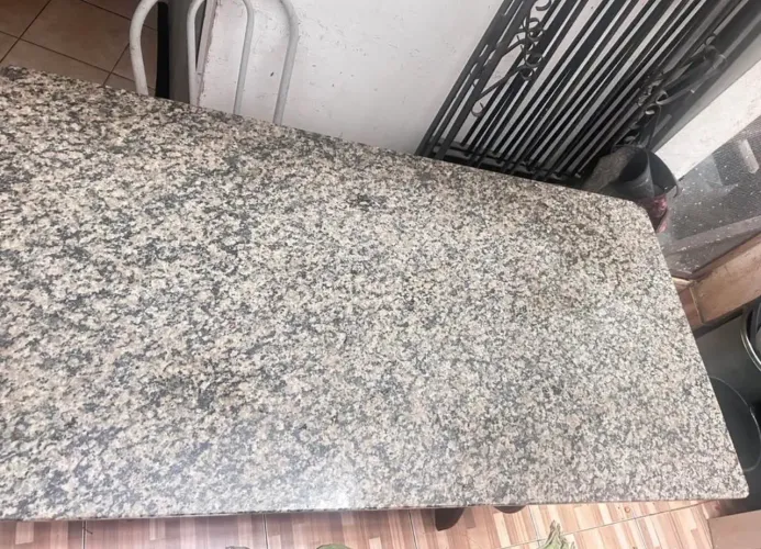 Mesa em granito com base em angelim
