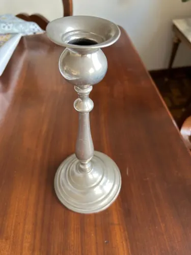 O par de Castiçal antigo possivelmente banho de prata! Bela peça!