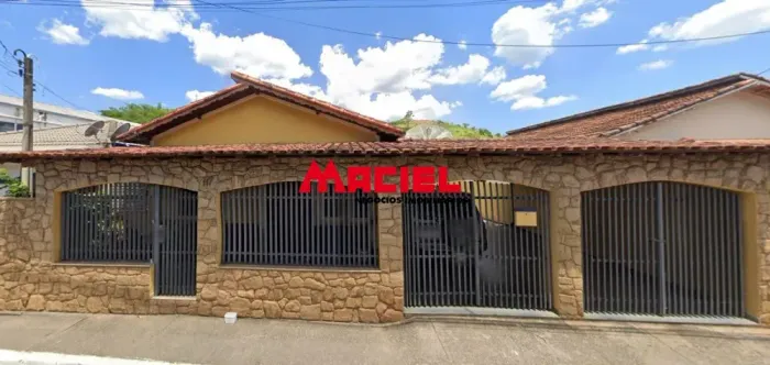 CASA COM EXCELENTE ACABAMENTO - CENTRO DE JAMBEIRO