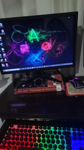 Computador de mesa com design moderno