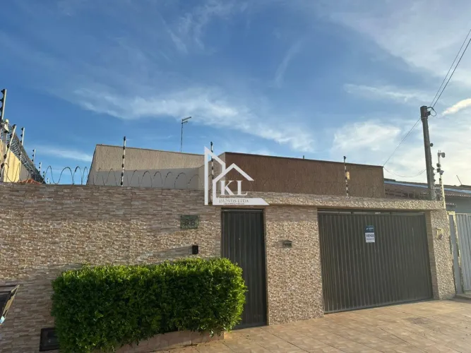 Belissima Casa - 3 Quartos -125m2- Ventilada - Ótima Localização - Pronta Para Morar