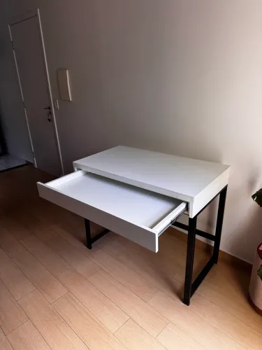 Mesa de escritório branca 