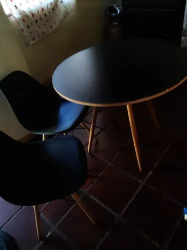 Mesa com 2 cadeiras pra ir hoje 280$ leva tudo
